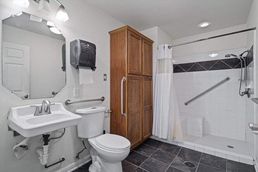 More Photos Of 1213 Justin Ln, Austin Healthcare For Sale