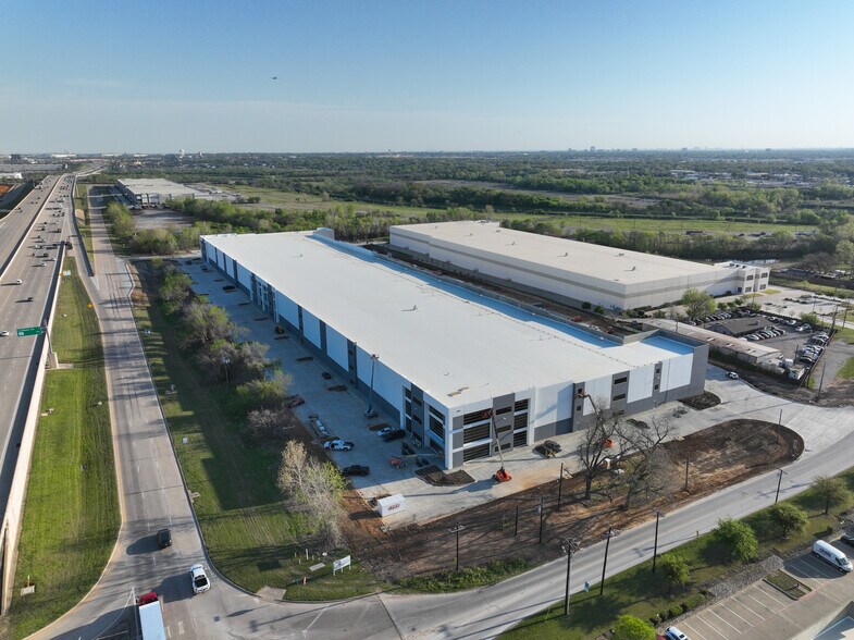 More Photos Of 902 W Shady Grove Rd, Grand Prairie Distribution For Lease