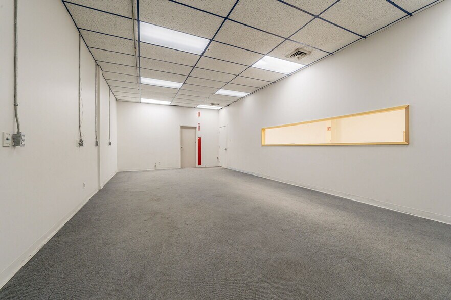 More Photos Of 5805 Boul Décarie, Montréal General Retail For Lease