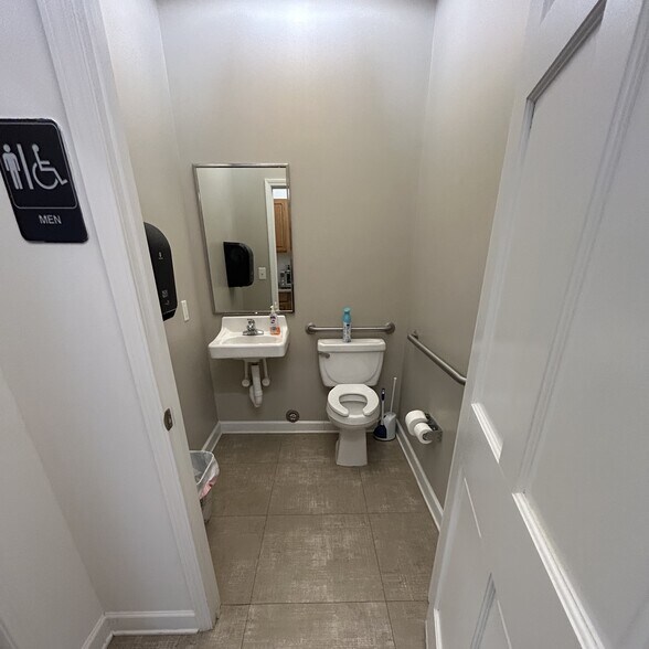 More Photos Of 2526 Plantation Center Dr, Matthews Medical For Lease
