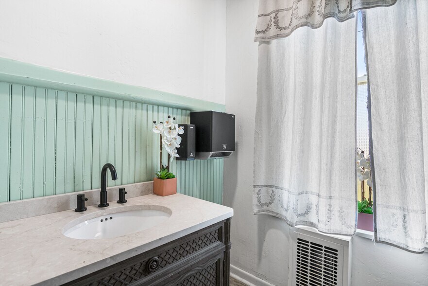 More Photos Of 702 Front St, Comfort Freestanding For Sale