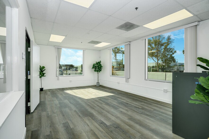 More Photos Of 8594 Siempre Viva Rd, San Diego Manufacturing For Lease