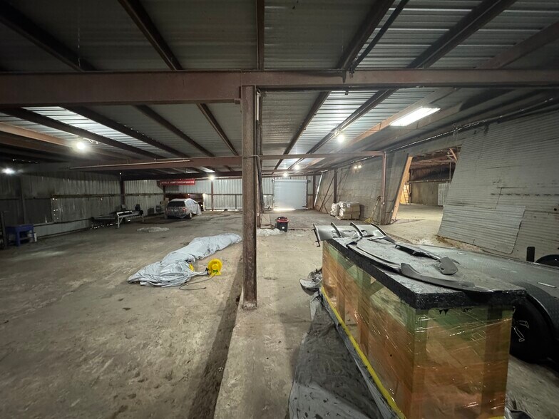 More Photos Of 501 E Lamar St, McKinney Warehouse For Lease