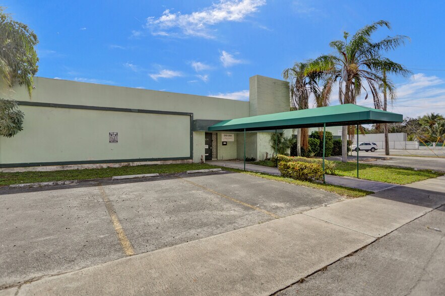 More Photos Of 1820 NE 146th St, Miami Manufacturing For Sale