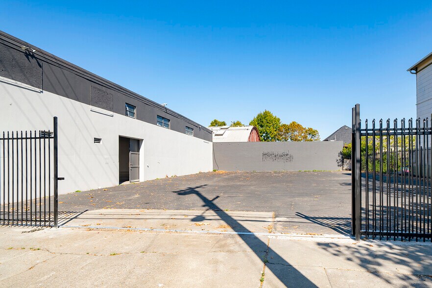 More Photos Of 1680 14th St, Oakland Warehouse For Lease