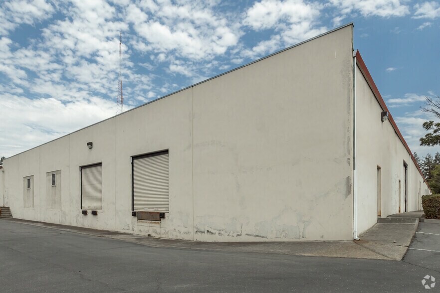 More Photos Of 4221 N Freeway Blvd, Sacramento Warehouse For Lease