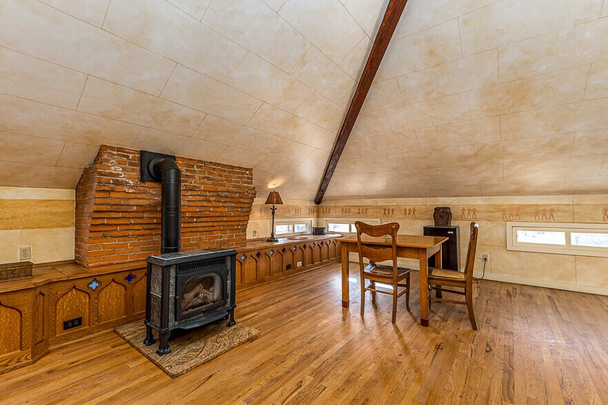 More Photos Of 399 Sinsinawa Ave, East Dubuque Specialty For Sale