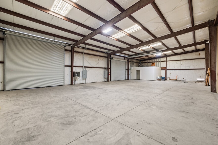 More Photos Of 138 Coremark Ct, Bakersfield Service For Lease