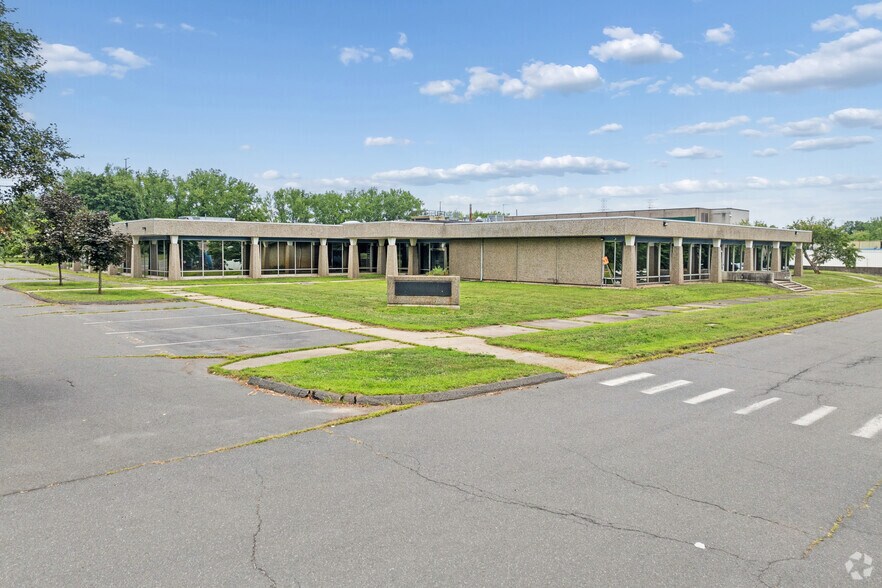 More Photos Of 92 Deerfield Rd, Windsor Unknown For Lease