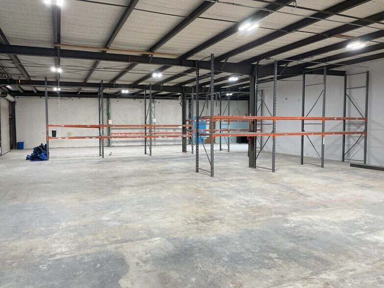 More Photos Of 4718 Cotton Belt Dr, San Antonio Warehouse For Sale