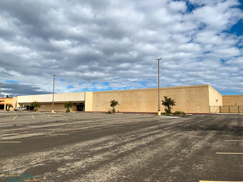 More Photos Of 55 Lake Blvd, Redding Department Store For Lease