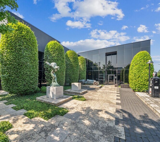 More Photos Of 1325 Lawrence Ave E, Toronto Showroom For Lease