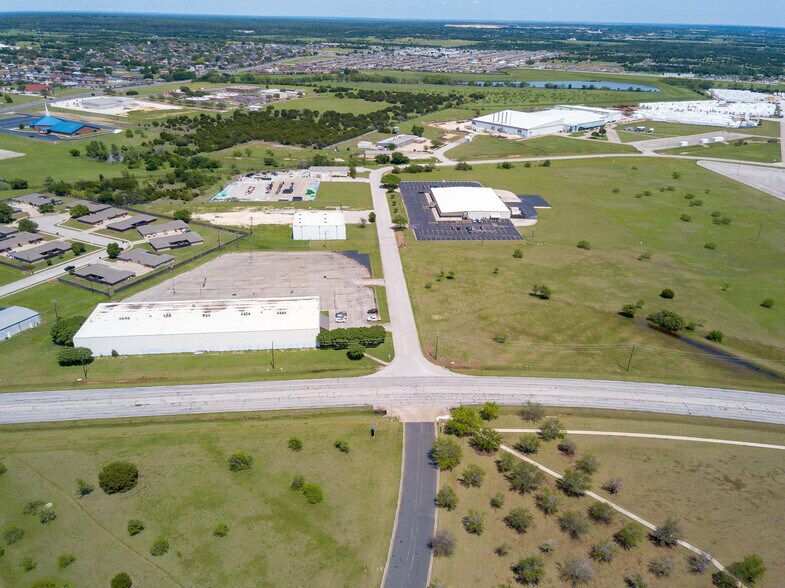 More Photos Of 902 N Twin Creek Dr, Killeen Warehouse For Lease
