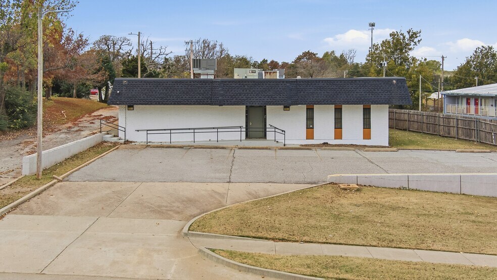 More Photos Of 5235 N Lincoln Blvd, Oklahoma City Office For Sale