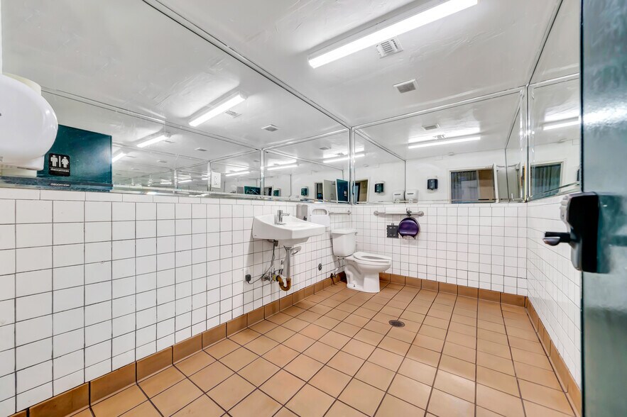 More Photos Of 6358-6360 Van Nuys Blvd, Van Nuys Storefront Retail Office For Lease