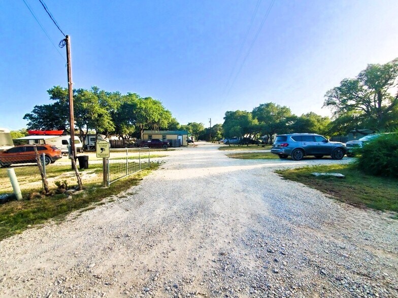 More Photos Of 605 Lakeshore Ln, Bandera Manufactured Housing Mobile Home Park For Sale
