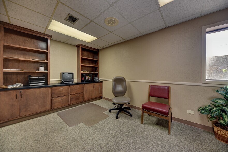 More Photos Of 501 E Washington Ave, Navasota Medical For Sale