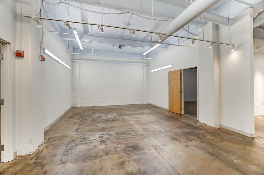 More Photos Of 20 E Central Pky, Cincinnati Office Residential For Lease