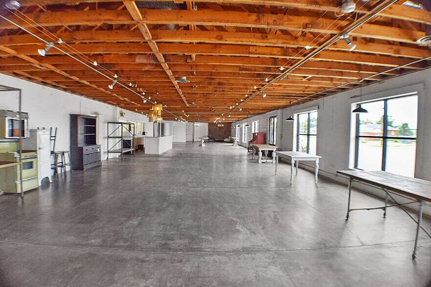 More Photos Of 1002 Main St, Friona Storefront For Sale