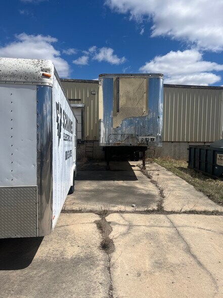 More Photos Of 1200 21st Ave NE, Austin Warehouse For Sale