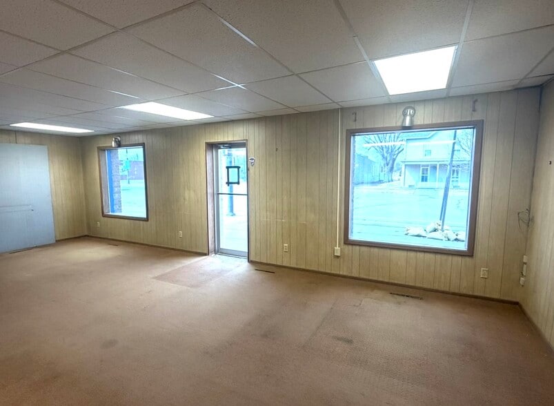 More Photos Of 217 E 8th St, Cozad Flex For Sale