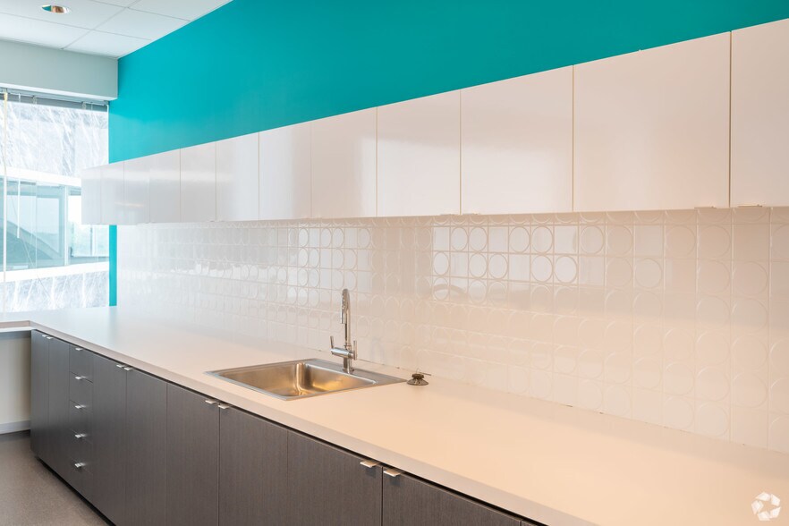 More Photos Of 1 Tower Ln, Oakbrook Terrace Office For Sale