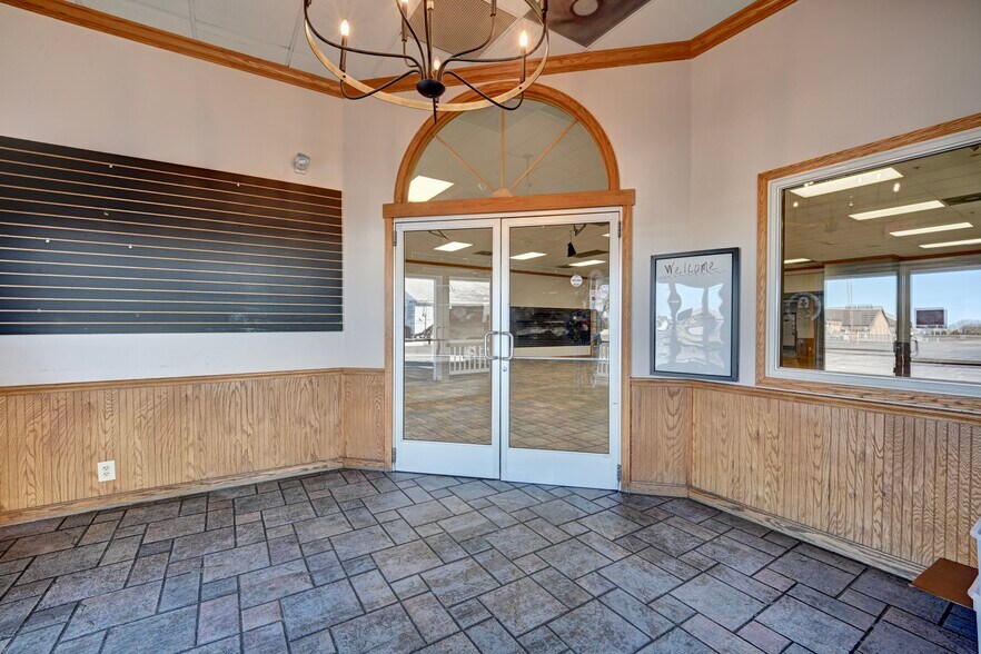 More Photos Of 14278 Lincoln Way E, Dalton Freestanding For Lease