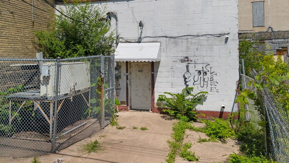 More Photos Of 1005 W Broadway Ave, Minneapolis Storefront For Sale