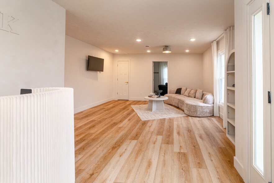 More Photos Of 709 N Carbon St, Marion Flex For Sale