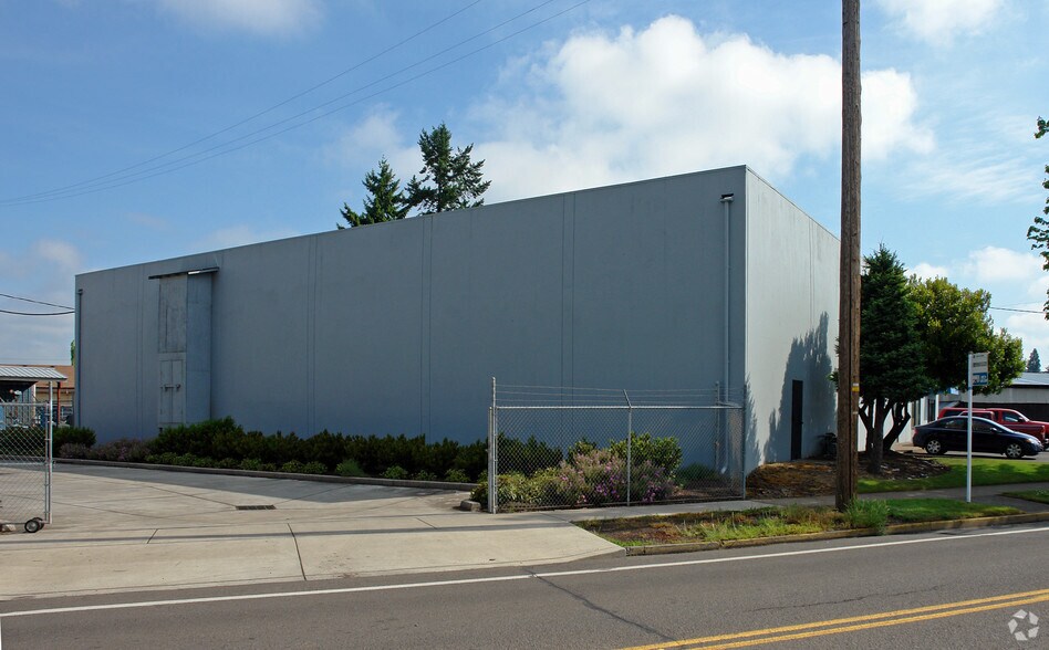 More Photos Of 1439 W 2nd Ave, Eugene Distribution For Lease