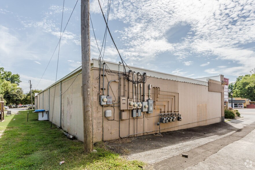 More Photos Of 304 Reynolds Rd, Bryant Freestanding For Lease