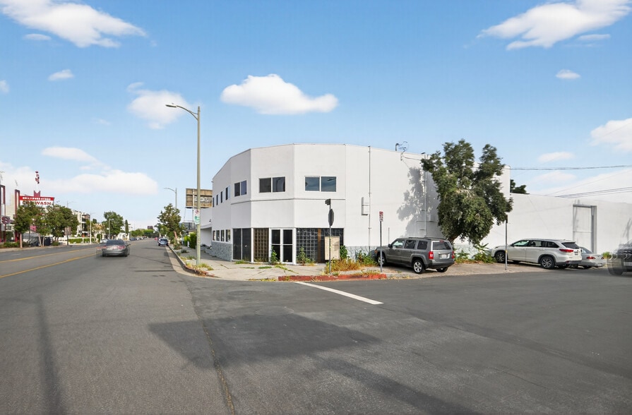 More Photos Of 10520 Magnolia Blvd, North Hollywood Office For Sale