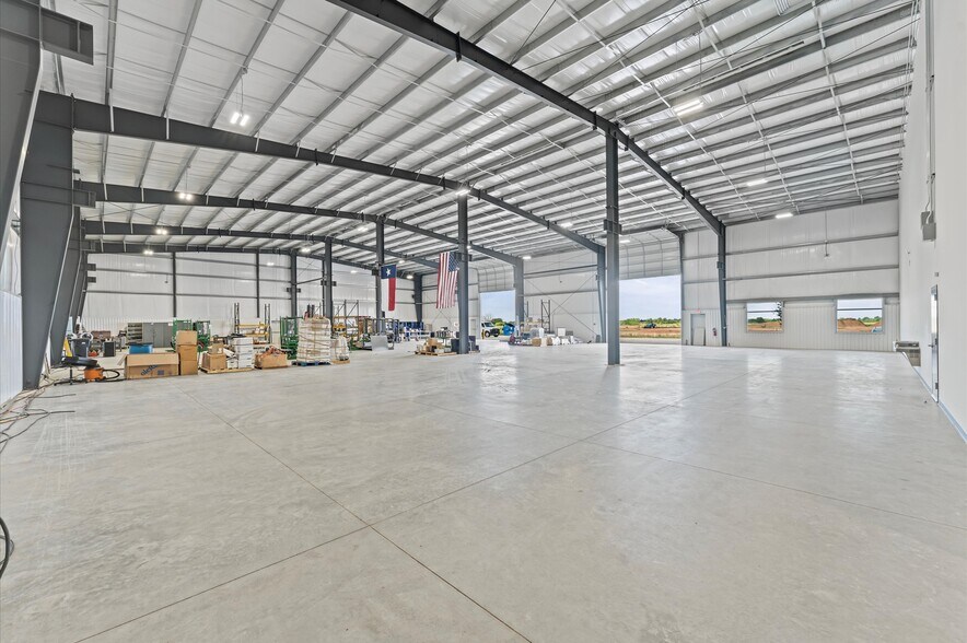More Photos Of 30011 Binford Park Rd, Waller Warehouse For Lease