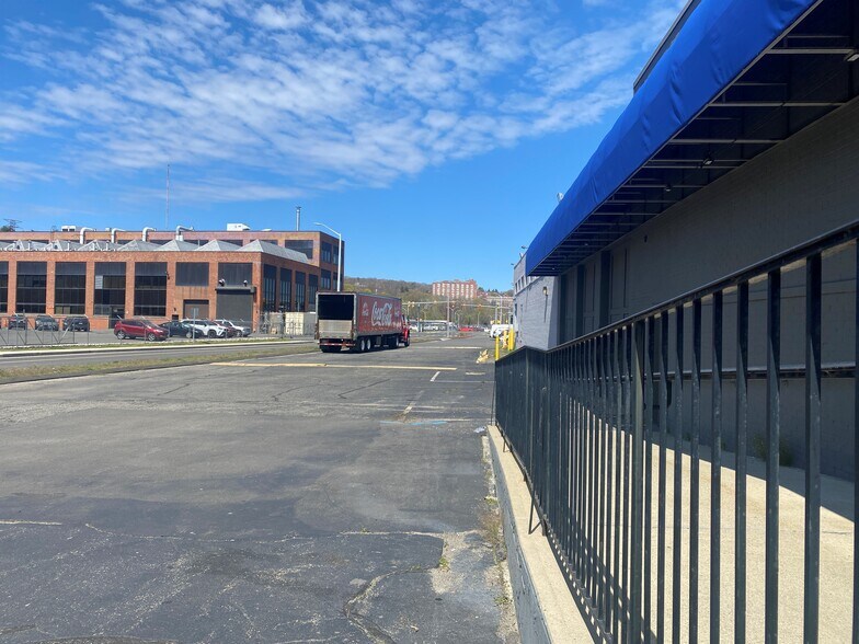 More Photos Of 195 Freight St, Waterbury Bar For Lease