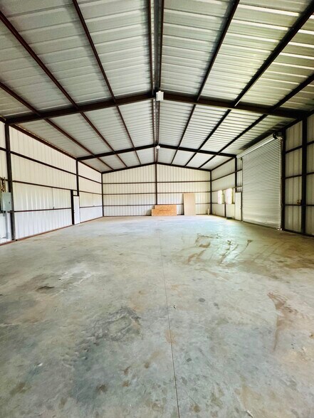 Primary Photo Of 12500 US-183 Hwy, Luling Warehouse For Lease
