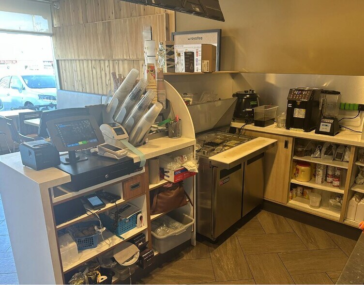 More Photos Of 3066A Hurontario St, Mississauga General Retail For Lease