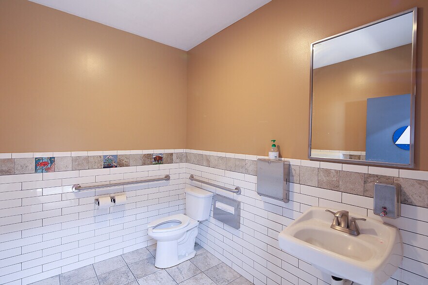 More Photos Of 227 W Maple Ave, Monrovia Manufacturing For Lease