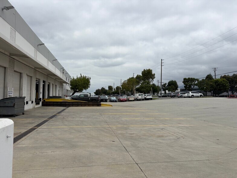 More Photos Of 1344-1388 W Foothill Blvd, Azusa Warehouse For Lease