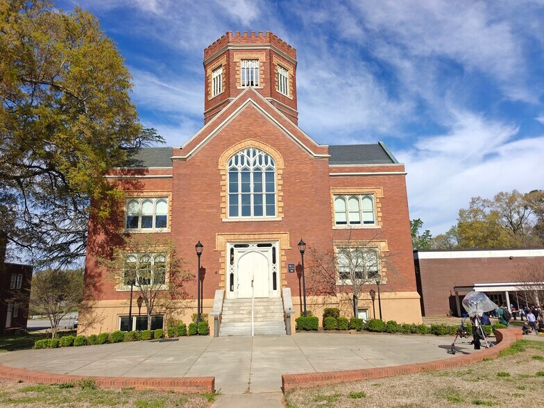 More Photos Of 1115 College Dr, Gaffney Specialty For Sale