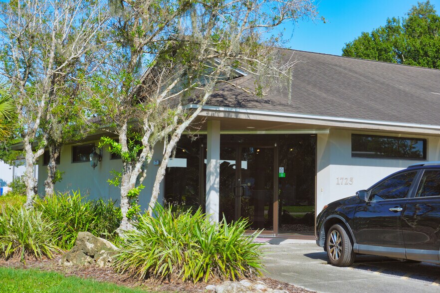 More Photos Of 1725 Barber Rd, Sarasota Office For Sale
