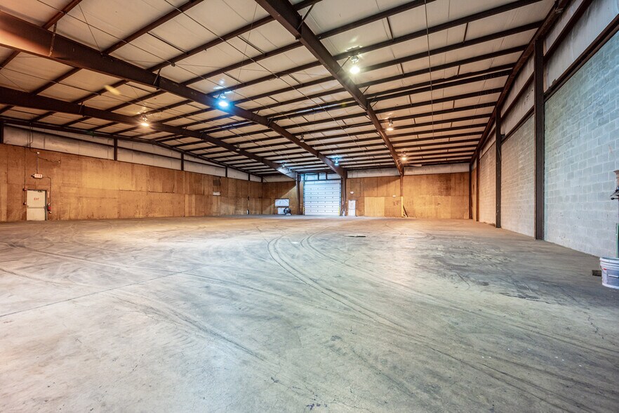 More Photos Of 3 McCullough Dr, New Castle Warehouse For Lease