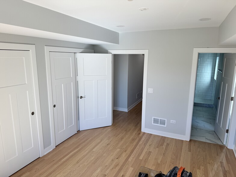 More Photos Of 20 W Jefferson Ave, Naperville Storefront For Lease