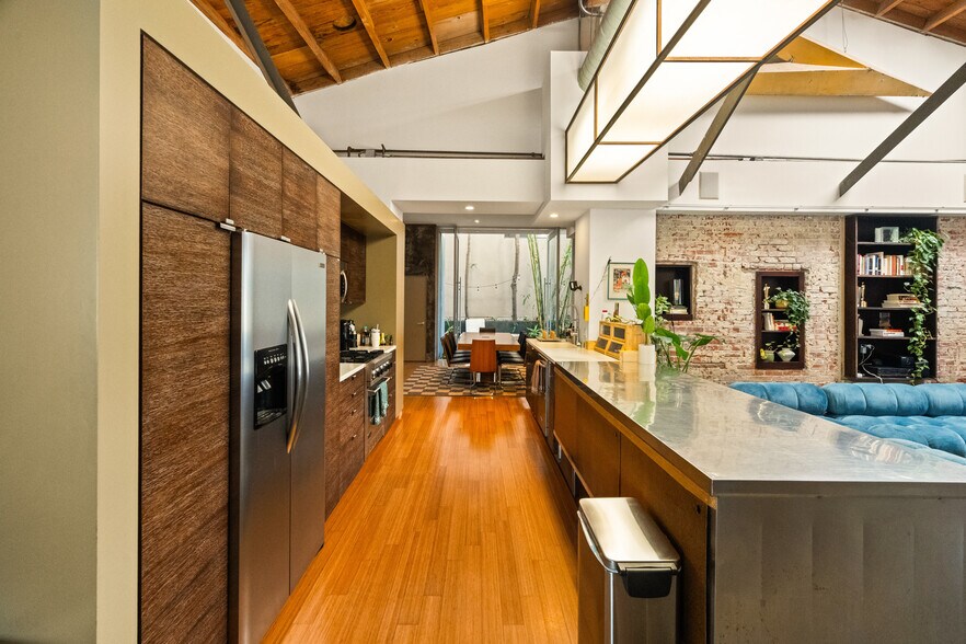 More Photos Of 120 Mildred Ave, Venice Loft Creative Space For Sale