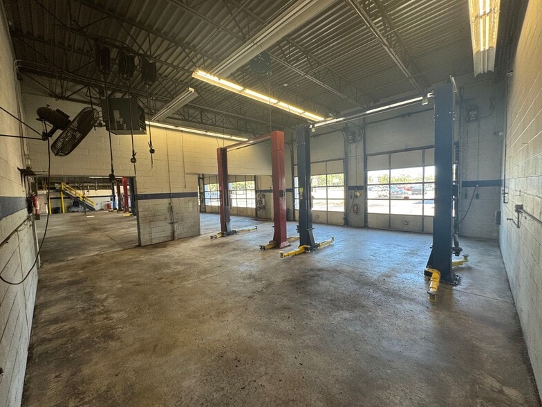 More Photos Of 2779 W Central Ave, Toledo Auto Repair For Lease