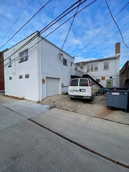 More Photos Of 108-110 W Calendar Ave, La Grange Office For Lease