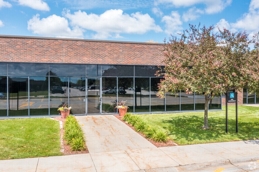 More Photos Of 4300-4398 NW 114th St, Urbandale Flex For Lease