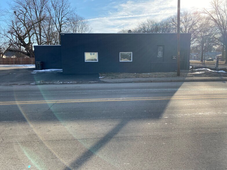 More Photos Of 2401 N Harding St, Indianapolis Flex For Sale
