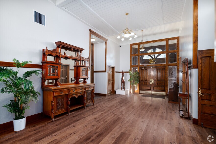 More Photos Of 1712 19th St, Bakersfield Office For Lease