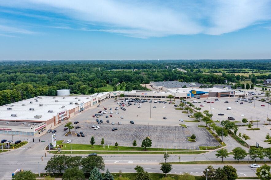 More Photos Of 257-363 N Weber Rd, Bolingbrook Unknown For Lease