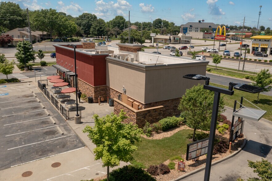 More Photos Of 808 NW State Route 7, Blue Springs Fast Food For Lease